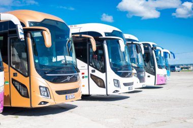 27 Nisan 2025 Tallinn Estonya. Otoparktaki uluslararası yolcu otobüsleri.