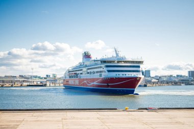 27 Nisan 2025, Tallinn, Estonya, büyük yolcu gemisi Viking Hattı Baltık Denizi 'ndeki terminalden denize açılır.