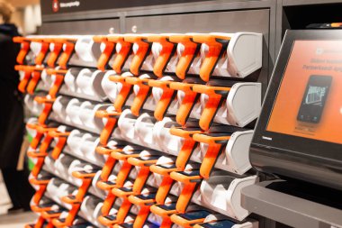 28 Nisan 2025 'te Tallinn, Estonya' da bir müşteri modern bir süpermarkette ürünleri taramak için el bilgisayarı barkod tarayıcısı kullanır. Görüntü, müşterilerin alışveriş yaparken ürünleri taradığı, hızlı, ulaşılamaz, kasiyersiz...