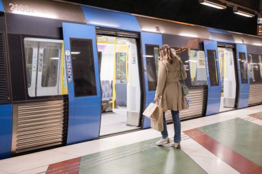 24 Nisan 2025 Stockholm İsveç metro vagonunda bir kız tünelbana trenine biniyor.