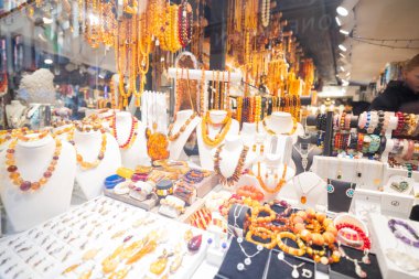 24 Nisan 2025 Stockholm İsveç, vitrindeki kehribar taşlarından yapılmış mücevherler.