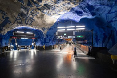 24 Nisan 2025 Stockholm İsveç, ünlü merkezi metro istasyonu t-centralen tunnelbana manzaralı renkli duvarlar ve çizimler