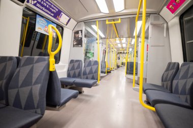 24 Nisan 2025 Stockholm İsveç, Metro Tüneli 'nin içinde yolcu koltukları olan bir araba.
