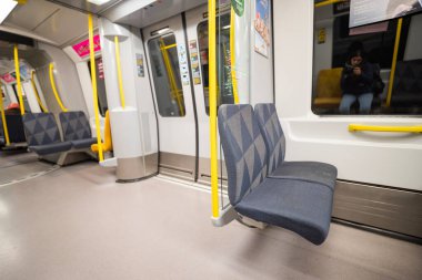 24 Nisan 2025 Stockholm İsveç, Metro Tüneli 'nin içinde yolcu koltukları olan bir araba.