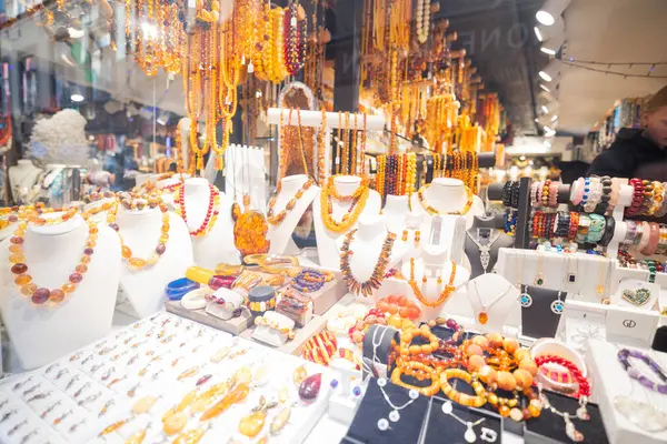 24 Nisan 2025 Stockholm İsveç, vitrindeki kehribar taşlarından yapılmış mücevherler.