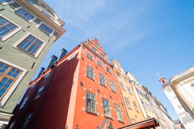 Stortorget, İsveç 'in eski bir kasabasındaki cadde merkezindeki güzel evler.