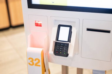 Fast food restoranında self-servis siparişi ve kredi kartı ödeme terminali menüsü