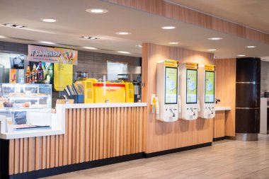 23 Nisan 2025 Stockholm İsveç, self-servis kasası terminali McDonald 's fast food restoranından menü sipariş ediyor.