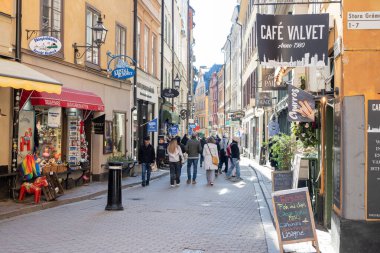 24 Nisan 2025 Stockholm İsveç, Stockholm 'de güzel evleri olan merkez caddeler.