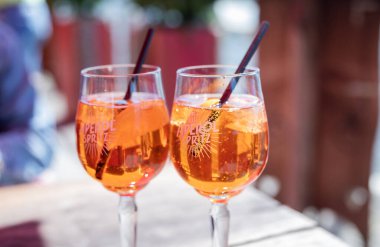 Hamburg Almanya, 12 Mayıs 2025, iki bardak içki alkolik Aperol Spritz restorandaki bir barda buzlu