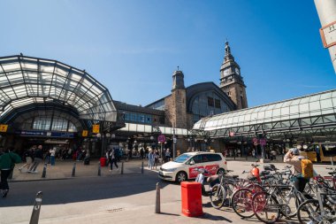 Hamburg Almanya, 12 Mayıs 2025, Şehir merkezindeki ana tren istasyonunun ön cephesi