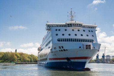 Gdansk Polonya, 18 Mayıs 2025, güzel büyük yolcu gemisi Polferries Nova Star Baltık Denizi 'nde güverte gezisi için limanda.
