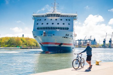 Gdansk Polonya, 18 Mayıs 2025, güzel büyük yolcu gemisi Polferries Nova Star Baltık Denizi 'nde güverte gezisi için limanda.