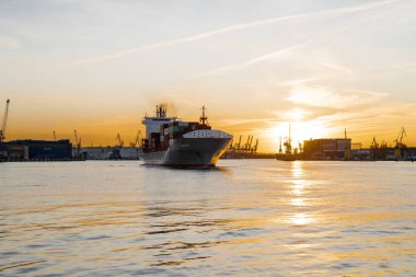 Gdynia Polonya, 1 Mayıs 2025. Kargo gemisi, açık denizde uluslararası nakliye ve küresel ticaret lojistiği ile denize açılan konteynırlarla dolu.