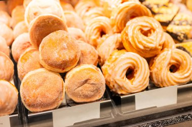 Ekranda bir kafeyi dolduran lezzetli çörekler.