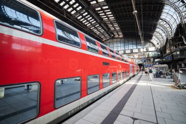 Almanya Hamburg, 12 Mayıs 2025, Hamburg Merkez İstasyonu büyük bir Avrupa şehrinde insan dinamik taşıma sahnesinin yoğun akışı ile Hamburg 'daki demiryolu merkezi