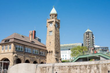 Hamburg Almanya, 12 Mayıs 2025, St. Pauli seti rıhtımında Elbe Nehri 'ndeki şehir merkezinde bir kilisenin ön cephesi.