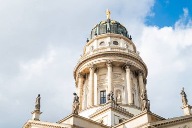 Almanya 15 Ekim 2022 Jandarma Meydanı Alman ve Fransız Katedral Kubbesi 'nin bulunduğu şehir merkezinde güzel.