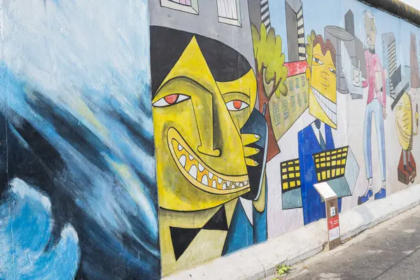 Almanya Berlin, 15 Ekim 2022, şehir merkezindeki ünlü bir duvara grafiti yapılmış, tarihi bir eser.