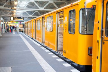 Almanya, Berlin, 15 Ekim 2022, Alman elektrik treni istasyonda.