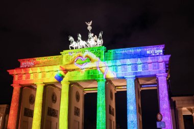 Almanya Berlin, 15 Ekim 2022, Brandenburg Kapısı ışık gösterisi şehir merkezinde
