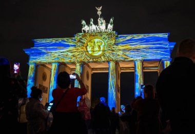 Almanya Berlin, 15 Ekim 2022, Brandenburg Kapısı ışık gösterisi şehir merkezinde