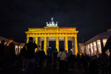 Almanya Berlin, 15 Ekim 2022, Brandenburg Kapısı ışık gösterisi şehir merkezinde