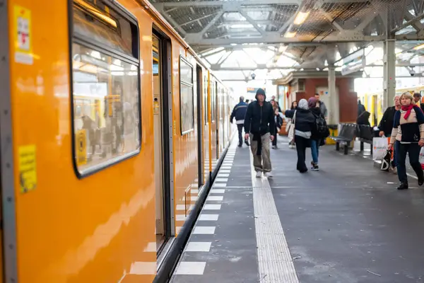 Almanya, Berlin, 15 Ekim 2022, Alman elektrik treni istasyonda.