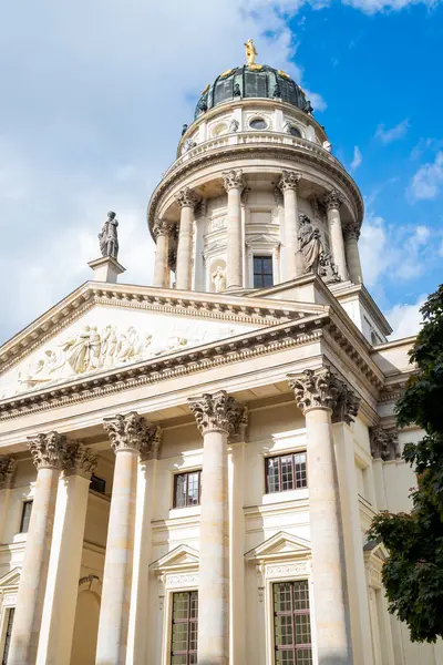 Almanya 15 Ekim 2022 Jandarma Meydanı Alman ve Fransız Katedral Kubbesi 'nin bulunduğu şehir merkezinde güzel.