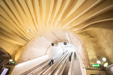 Stockholm İsveç, 7 Temmuz 2025, güzel yürüyen merdivenli Central Tunnelbahn metro istasyonu