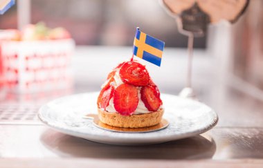 İsveç Stockholm 'de çilekli ve kremalı tatlı sergileniyor.
