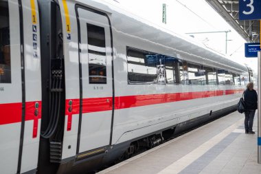 Almanya Rostock, 5 Temmuz 2025, Alman tren istasyonunda yüksek hızlı AIS yolcu treni