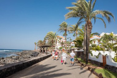 Tenerife İspanya, 21 Şubat 2024, Tenerife adası Los Cristianos ve Las Amerika sahillerindeki gezinti alanı