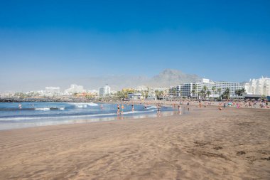 Tenerife İspanya, 19 Şubat 2024, Kanarya Adaları 'ndaki tatilciler için kumlu turist okyanusu sahili