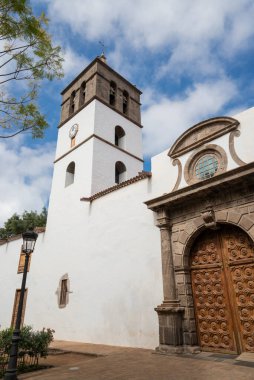 Eski Icod de los Vinos kasabasındaki eski kilise başkanı de San Marcos 'un yüzü Tenerife, Kanarya Adaları' ndaki güzel miras parkında..