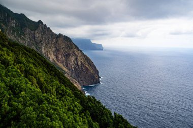 Larano sırtı yürüyüşü yap, Porto da Cruz. Adanın kuzey-batı sahilinin güzel manzaralı açıkta bir patika..