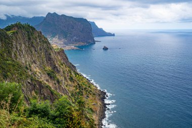 Larano sırtı yürüyüşü yap, Porto da Cruz. Adanın kuzey-batı sahilinin güzel manzaralı açıkta bir patika..