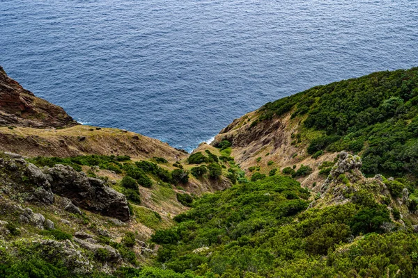 Larano sırtı yürüyüşü yap, Porto da Cruz. Adanın kuzey-batı sahilinin güzel manzaralı açıkta bir patika..