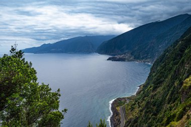Porto Moniz, volkanik sahilde kayalar ve dalgalar - Madeira Adası, Portekiz 'in güzel manzarası