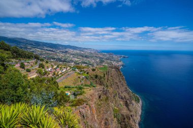 Cabo Girao Madeira adasında gözcülük yapıyor. Atlantik Okyanusu 'nun cam platformundan ve kayalık sahilden muhteşem bir manzarası var..