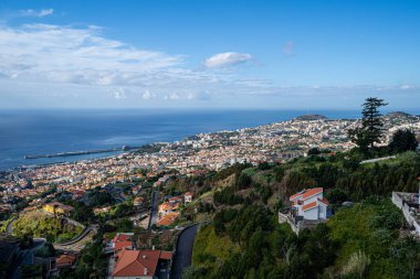 Funchal 'daki Atlantik Okyanusu' nun geleneksel kayalık kıyıları. Eylülün sonunda dalgalar alçalacak..