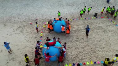 Binh Thuan, Viet Nam, 08 Nisan 2023: Takım oluşturma Maceraları: Binh Thuan Sahili 'ni yukarıdan keşfetmek