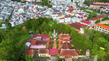 Majestic Tranquility: Da Lat 'taki Serene Pagoda' nın Hava Görüntüleri