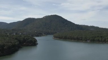 Da Lat 'ın Büyüleyici Tuyen Lam Gölü' nün Açılışı: Bir Dolly Zoom Yolculuğu