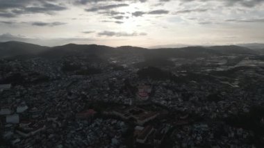 Alacakaranlık Büyüsü: Da Lat 'ın Büyüleyici Manzarasının Hava Keşfi