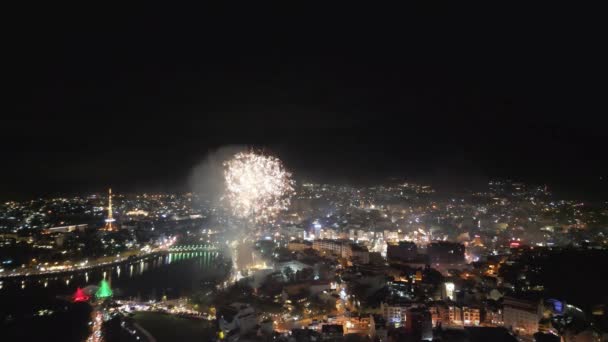 輝く光景 ダラット上空での花火の魅力 — ストック動画