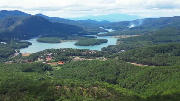 Revelando Encantador Lago Tuyen Lam Lat Viaje Dolly Zoom — Vídeos de Stock