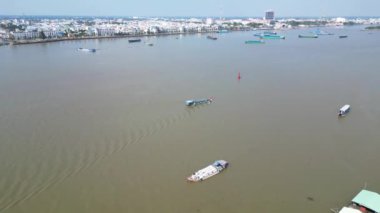 Majestic Marvel: Tien Giang 'ın Rach Mieu Köprüsü ve Mekong Nehri' nin havadan görünüşü