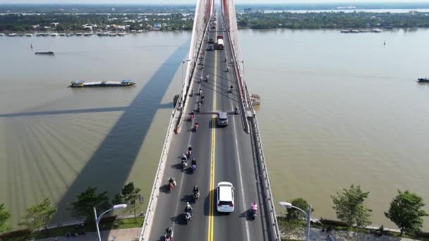 2023年2月8日ベトナム ティエンザン市 マジェスティック マーベル ティエンザンのラッチ ミウブリッジとメコン川のスローモーションの空中写真 — ストック動画