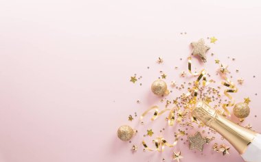 Yeni yılın geçmiş kutlamaları kutlu olsun. Şampanya şişesi, altın kurdele, yıldızlar ve pastel arka planda noel balosu..